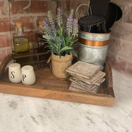 Cozy 2-Bedroom Farmhouse With Parking On Premise Smyrna Bagian luar foto