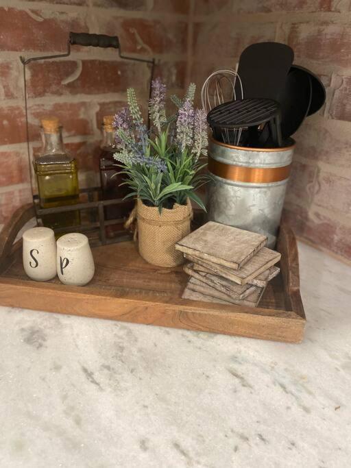 Cozy 2-Bedroom Farmhouse With Parking On Premise Smyrna Bagian luar foto