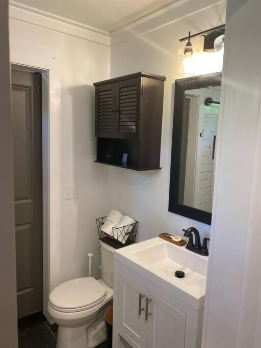Cozy 2-Bedroom Farmhouse With Parking On Premise Smyrna Bagian luar foto