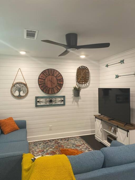 Cozy 2-Bedroom Farmhouse With Parking On Premise Smyrna Bagian luar foto