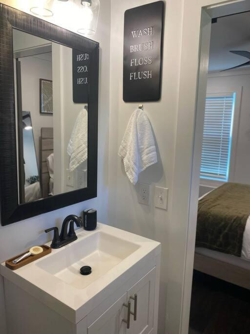 Cozy 2-Bedroom Farmhouse With Parking On Premise Smyrna Bagian luar foto