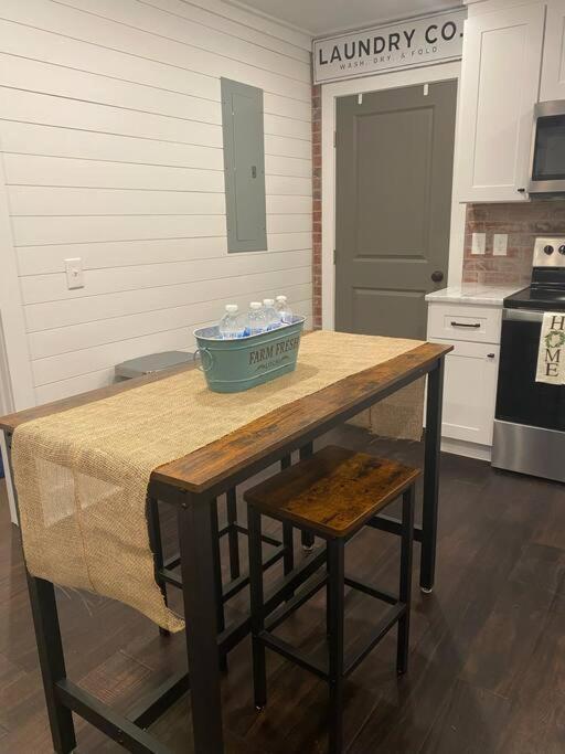 Cozy 2-Bedroom Farmhouse With Parking On Premise Smyrna Bagian luar foto