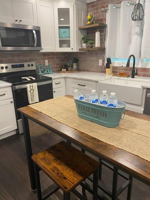 Cozy 2-Bedroom Farmhouse With Parking On Premise Smyrna Bagian luar foto